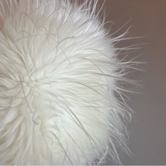 LE CHATEAU | White faux fur fuzzy elegant fall winter warm hat - Picture 3 of 10
